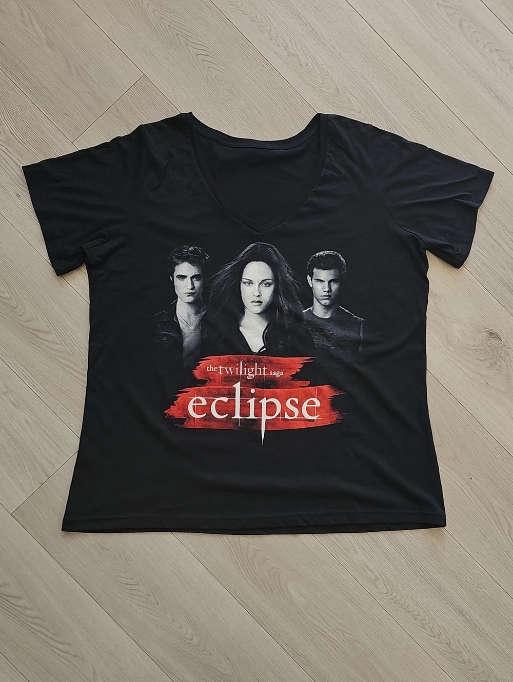 The Twilight Saga: Eclipse Movie Promo Graphic V-Neck T-Shirt, 1X